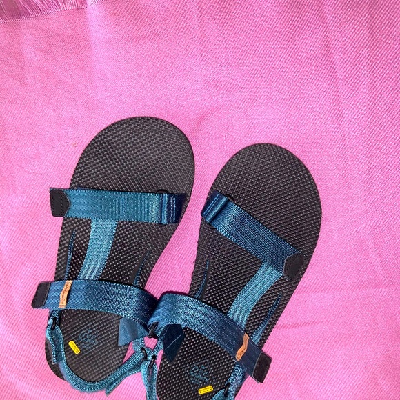 Sandals - Picture 1 of 3